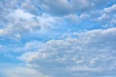 Beyaz bulutlar gökyüzü mavi, uzay kopyalayın. Mavi gökyüzü arka plan doku. Mavi ve beyaz pastel cennet