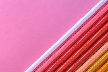 Kalemler üzerinde pastel pembe renk, yakın çekim. Renkli kalemler ayarla, alanı Kopyala. Boya kalemi. Üstten görünüm, düz yatıyordu. Okul hazırlıkları kavramı kolej. Arka plan