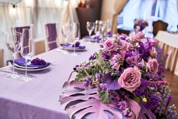 Lush Floral Arrangement Violet Roses Purple Flowers Leaves Wedding Table — Stock Photo, Image