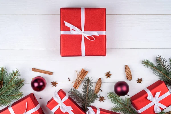 Fondo Navidad Con Cajas Regalo Rojas Ramas Abeto Conos Pino — Foto de Stock