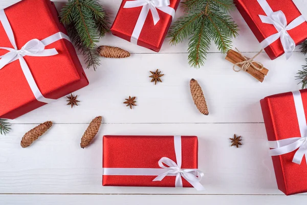 Fondo Navideño Con Cajas Regalo Rojas Ramas Abeto Conos Pino — Foto de Stock