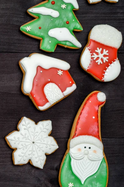 Sabrosas Galletas Caseras Jengibre Con Glaseado Mesa Madera Oscura Vista — Foto de Stock