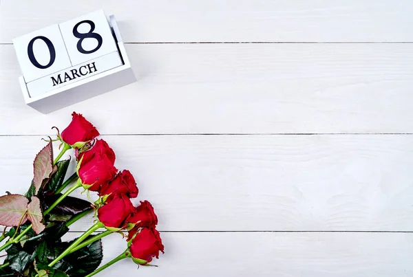 Hermosas Rosas Rojas Con Calendario Cubo Sobre Fondo Madera Blanca — Foto de Stock