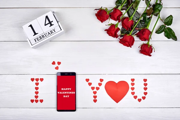 Valentijnsdag Achtergrond Met Boeket Van Rode Rozen Cellphone Met Ondertekenen — Stockfoto