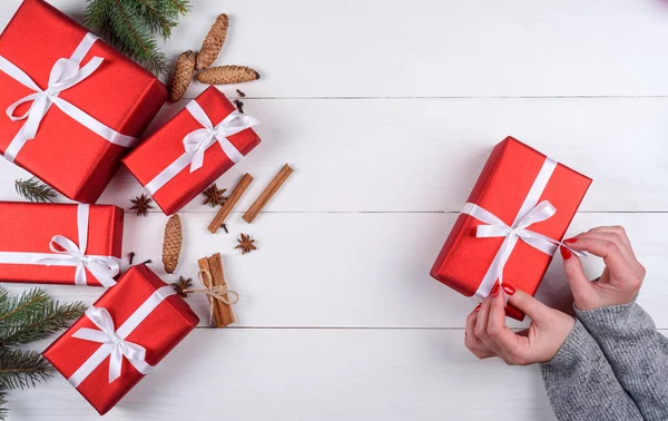 Frau Mit Rotem Weihnachtsgeschenk Auf Weißem Holzgrund Weihnachten Hintergrund Mit — Stockfoto