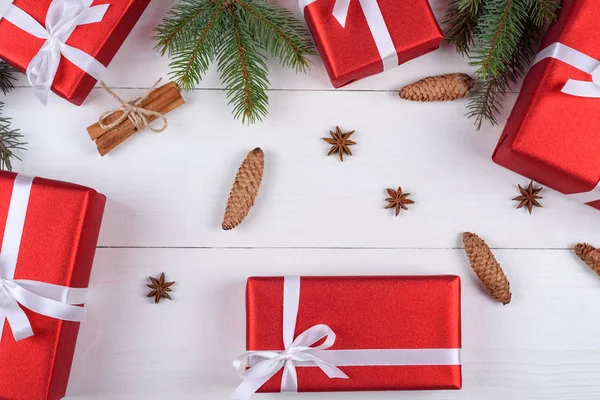 Weihnachten Hintergrund Mit Roten Geschenkschachteln Tannenzweigen Tannenzapfen Zimtstangen Und Sternen — Stockfoto