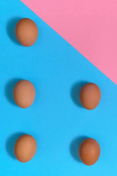 Bruine Eieren Blauwe Roze Pastel Achtergrond Kopie Ruimte Eieren Achtergrond — Stockfoto