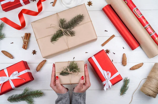 Fondo Envolver Regalo Navidad Embalaje Manos Femeninas Navidad Presente Envuelto — Foto de Stock