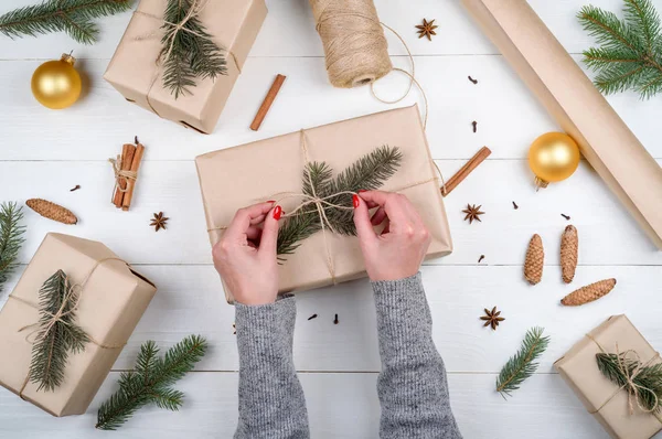 Fondo Envolver Regalo Navidad Embalaje Manos Femeninas Navidad Presente Envuelto — Foto de Stock