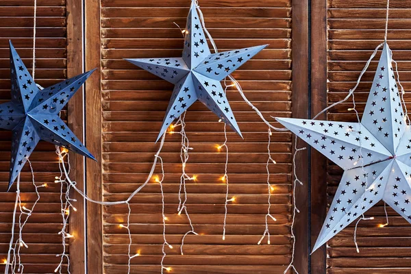 Estrellas Decorativas Con Luces Pared Madera Marrón Espacio Copia Fondo —  Fotos de Stock