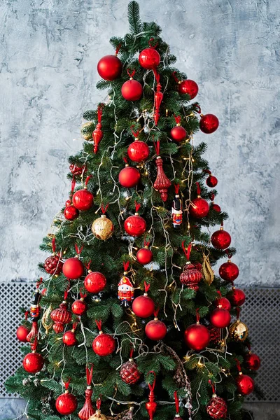 Árvore Natal Decorada Com Baulbes Vermelhos Dourados Fundo Concreto Espaço — Fotografia de Stock