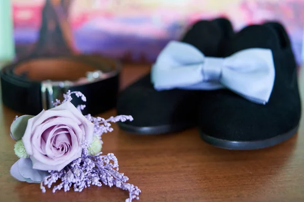 Primer Plano Boutonniere Rosa Violeta Pajarita Azul Zapatos Masculinos Gamuza — Foto de Stock