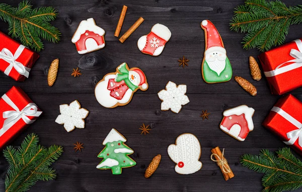 Muchas Galletas Jengibre Caseras Navidad Cajas Regalo Rojas Ramas Canela — Foto de Stock