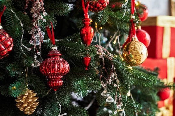 Árvore Natal Decorada Com Baulbes Vermelhos Dourados Caixas Presente Com — Fotografia de Stock