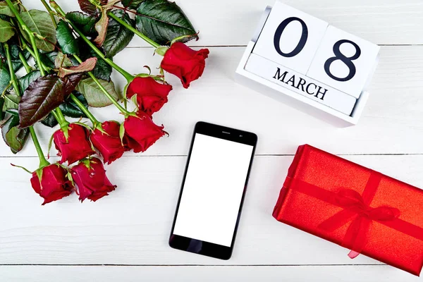 Rode Geschenkdozen Rozen Cellphone Met Leeg Scherm Kalender Van Kubus — Stockfoto