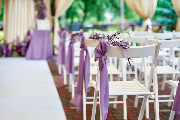 Chaises Mariage Blanches Avec Tissu Violet Feuilles Violettes Fraîches Chaque — Photo