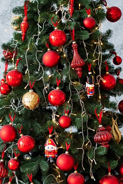 Árvore Natal Decorada Com Baulbes Vermelhos Dourados Luz Guirlanda Espaço — Fotografia de Stock