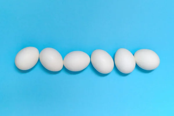 Witte Eieren Blauwe Achtergrond Kopie Ruimte Gezonde Voeding Concept Bovenaanzicht — Stockfoto