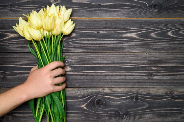 Bouquet Fleurs Tulipes Jaunes Main Homme Sur Fond Bois Espace — Photo