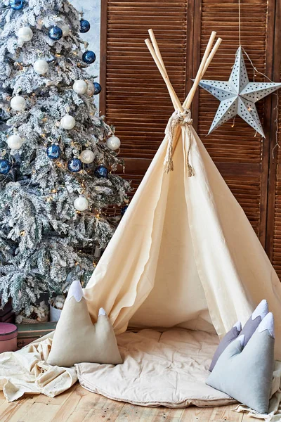 Christmas Tree Gifts Wigwam Child Room Copy Space Childen Room — Stock Photo, Image
