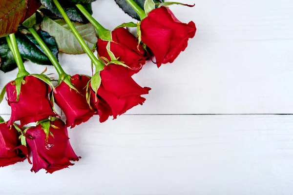 Fundo Férias Com Buquê Rosas Vermelhas Mesa Madeira Espaço Cópia — Fotografia de Stock