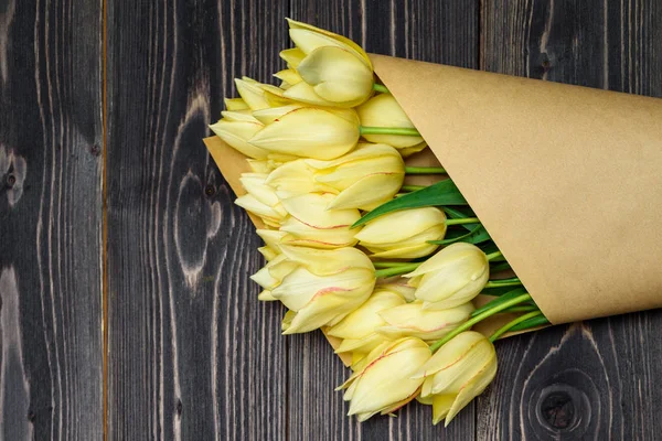 Fond Printanier Avec Bouquet Fleurs Tulipes Jaunes Sur Fond Bois — Photo