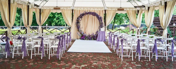 Ort Für Die Trauung Mit Hochzeitsbogen Mit Violetten Blumen Und — Stockfoto