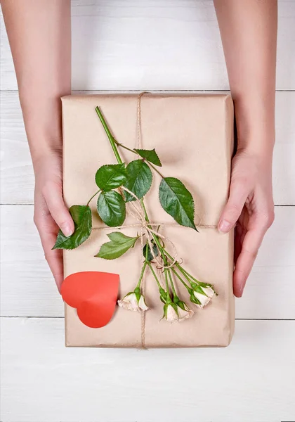 Mulher Segurando Presente Com Rosa Fresca Coração Fundo Madeira Espaço — Fotografia de Stock