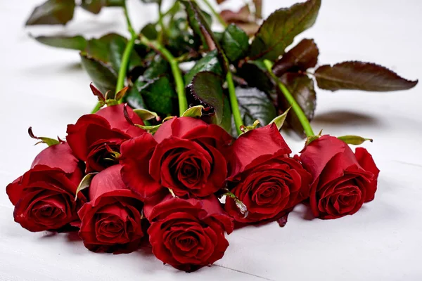 Belas Rosas Vermelhas Fundo Madeira Branca Espaço Cópia Cartão Felicitações — Fotografia de Stock