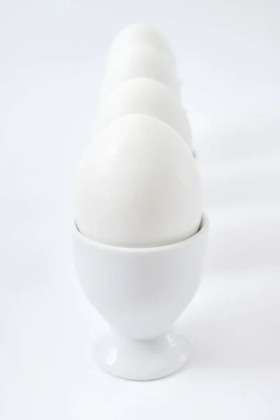 Stojąc Jaj Kubek Białym Tle Białym Tle Miejsce Białe Jaja — Zdjęcie stockowe