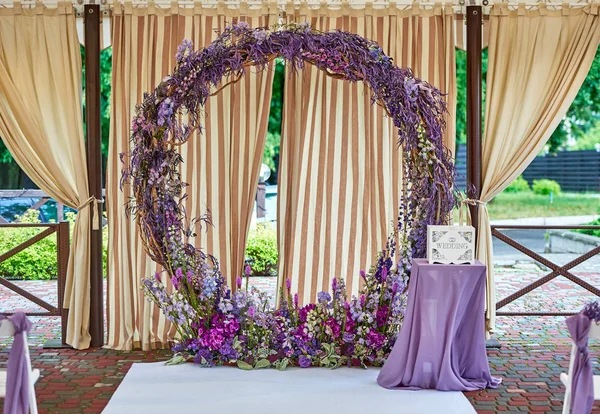 Schönen Kreis Hochzeitsbogen Mit Violetten Blumen Und Blättern Freien Und — Stockfoto