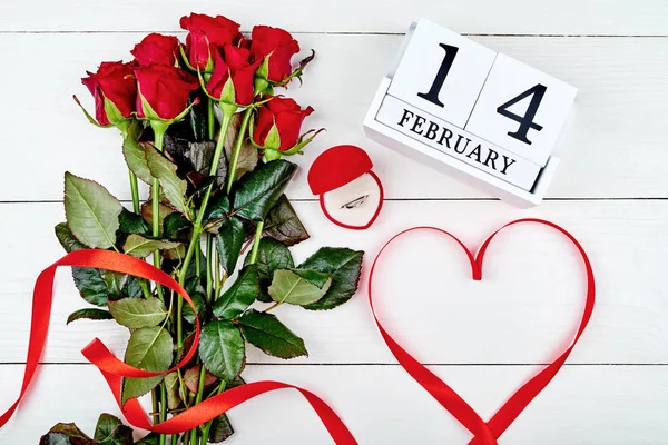 День Святого Валентина Фону Букетом Червоних Троянд Діамантом Стрічки Серце — стокове фото
