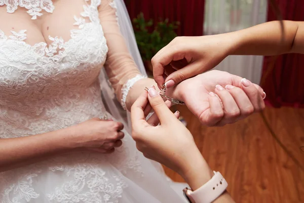 Dama Honra Preparando Noiva Para Dia Casamento Ajudando Fixar Pulseira — Fotografia de Stock