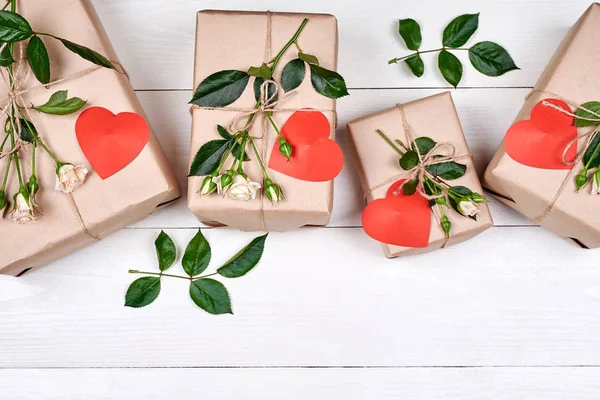 Caixas Presente Com Rosas Frescas Corações Vermelhos Mesa Madeira Espaço — Fotografia de Stock