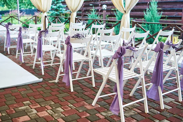 Weiße Hochzeitsstühle Mit Violettem Tuch Und Frischen Lila Blättern Auf — Stockfoto