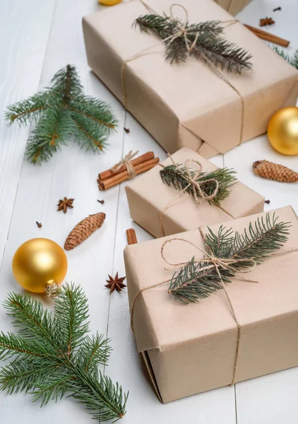 Kerstmis Achtergrond Met Geschenkdozen Verpakt Kraftpapier Fir Boomtakken Gouden Glazen — Stockfoto