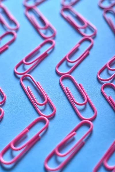 Pinzas Papel Rosadas Sobre Fondo Azul Pastel Espacio Para Copiar — Foto de Stock