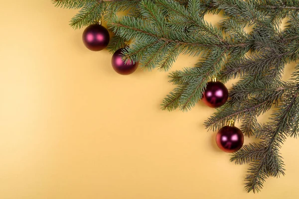 金背景 無料スペースの装飾クリスマスのモミの木 クリスマスやお正月の背景 モミの木の枝 コピー スペースとカラフルなガラス球 — ストック写真