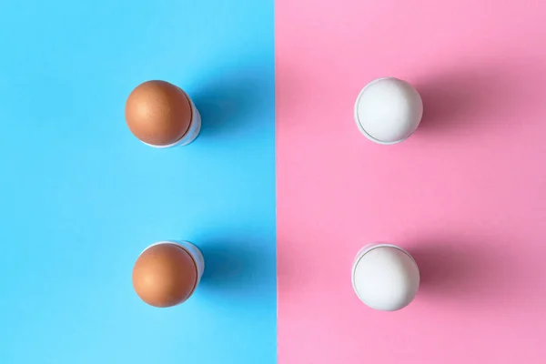 Jajka Stojąc Pasta Zębów Niebieski Różowy Pastelowe Tło Miejsce Jajka — Zdjęcie stockowe