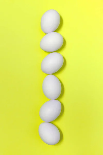 Rij Van Witte Pasen Eieren Gele Achtergrond Kopie Ruimte Gezonde — Stockfoto