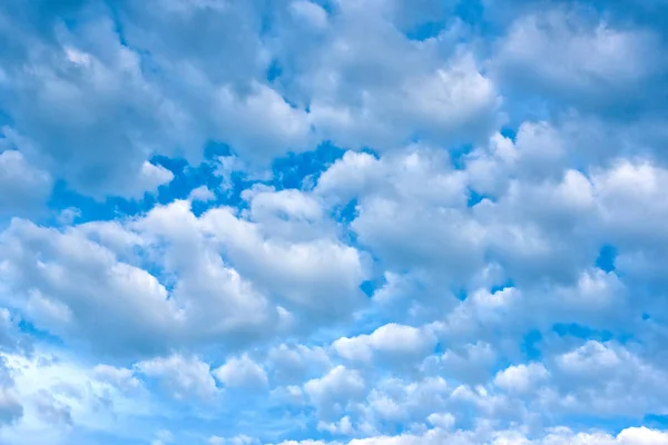 Céu Azul Com Nuvens Brancas Espaço Cópia Textura Fundo Azul — Fotografia de Stock