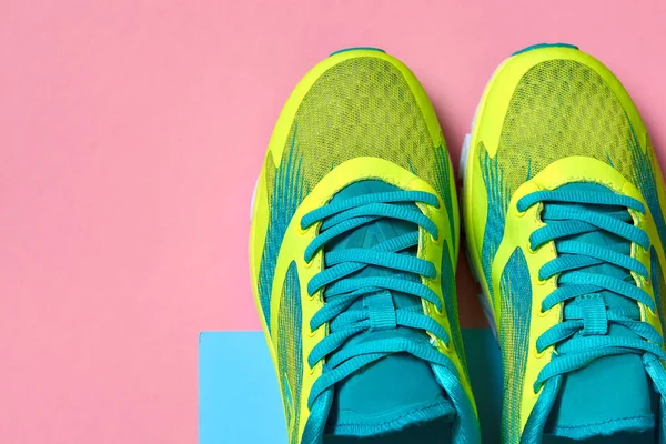 Par Zapatos Deportivos Sobre Fondo Colorido Nuevas Zapatillas Deporte Sobre — Foto de Stock