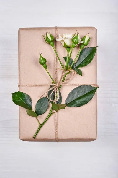 Caixa Presente Com Ramo Rosas Frescas Com Folhas Mesa Madeira — Fotografia de Stock