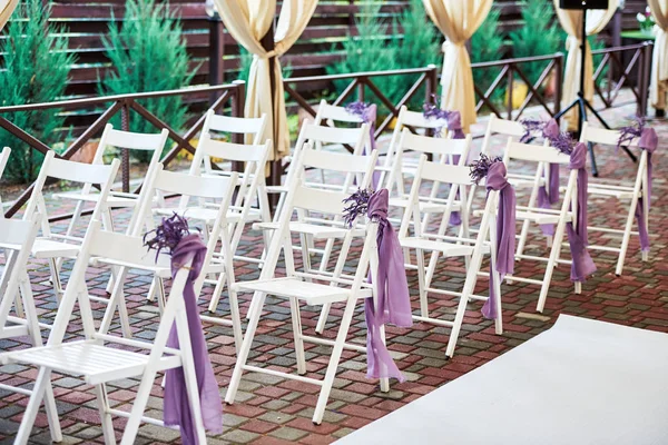 Белые Свадебные Стулья Фиолетовой Тканью Свежими Фиолетовыми Листьями Обеим Сторонам — стоковое фото