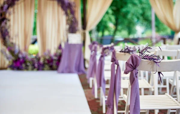 Белые Свадебные Стулья Фиолетовой Тканью Свежими Фиолетовыми Листьями Обеим Сторонам — стоковое фото