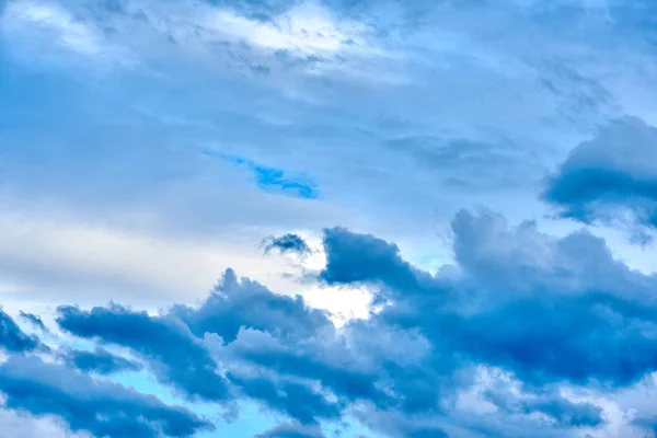 Céu Azul Com Nuvens Brancas Espaço Cópia Texto Fundo Azul — Fotografia de Stock