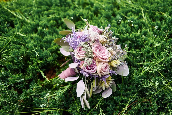 Primer Plano Exuberante Ramo Boda Rosas Púrpuras Flores Violetas Hojas — Foto de Stock