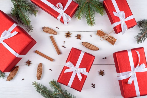 Fondo Navidad Con Cajas Regalo Rojas Ramas Abeto Conos Pino — Foto de Stock