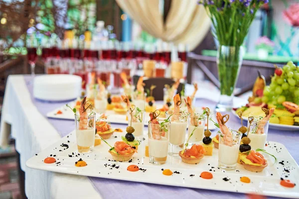 ビュッフェ テーブル スナック カナッペ 前菜とシャンパン ワインの豪華な結婚披露宴で 領域をコピーします イベントで食べ物や飲み物を提供します 宴会場のテーブルのケータリング エビのグラス添え — ストック写真