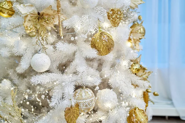 Closeup Árvore Natal Decorada Branco Dourado Bugigangas Guirlanda Fundo Azul — Fotografia de Stock